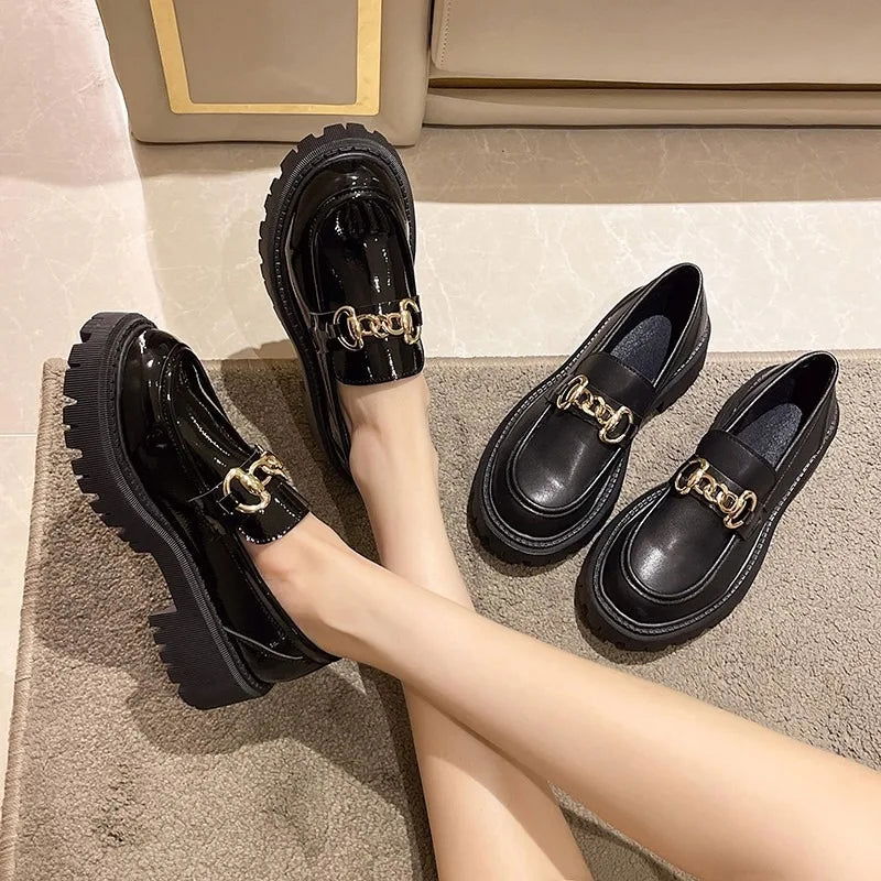 Mocassins Femme avec Chaîne Métallique - Confort et Robustesse - Atelier Chaussure