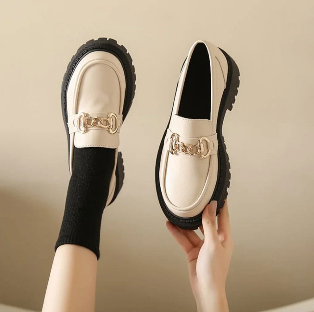 Mocassins Femme avec Chaîne Métallique - Confort et Robustesse - Atelier Chaussure