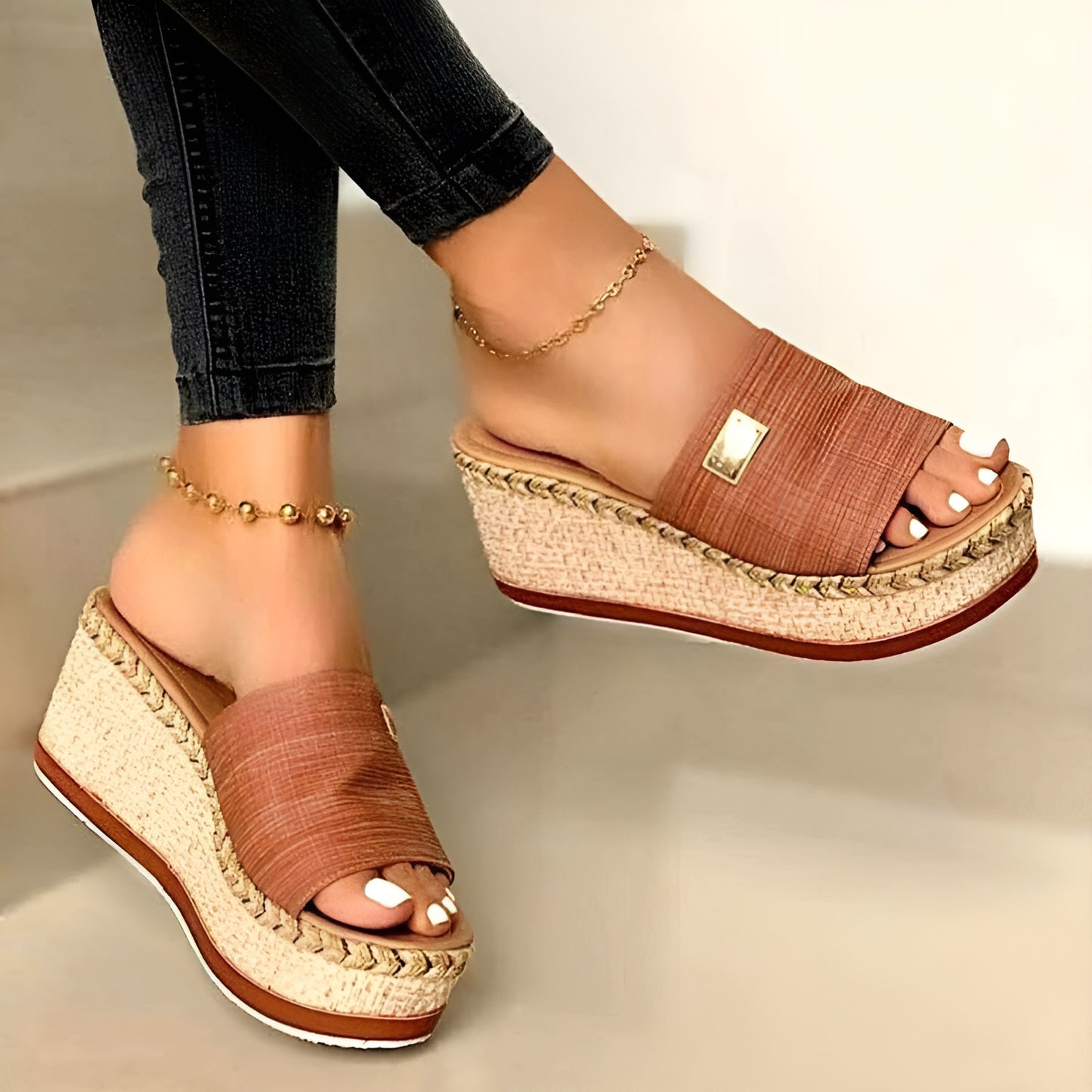 Sandales Femme Compensées – Semelle Tressée Et Détail Doré