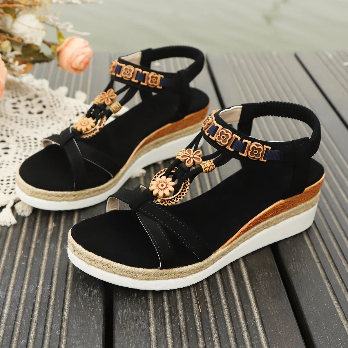Sandales Femme Noires Compensées – Motifs Floraux Et Semelle Confort
