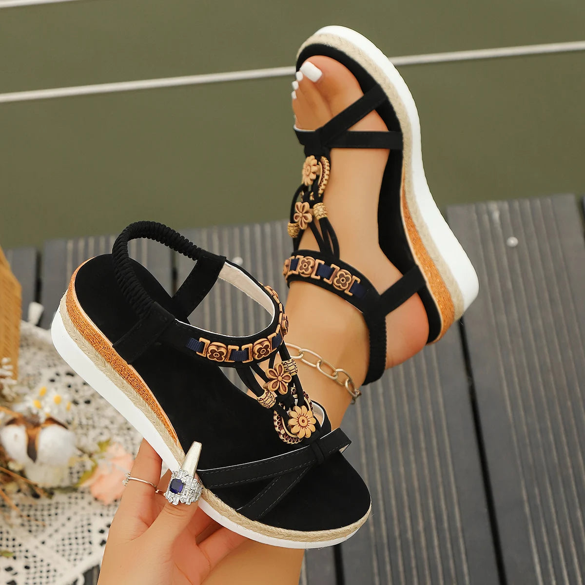 Sandales Femme Noires Compensées – Motifs Floraux Et Semelle Confort