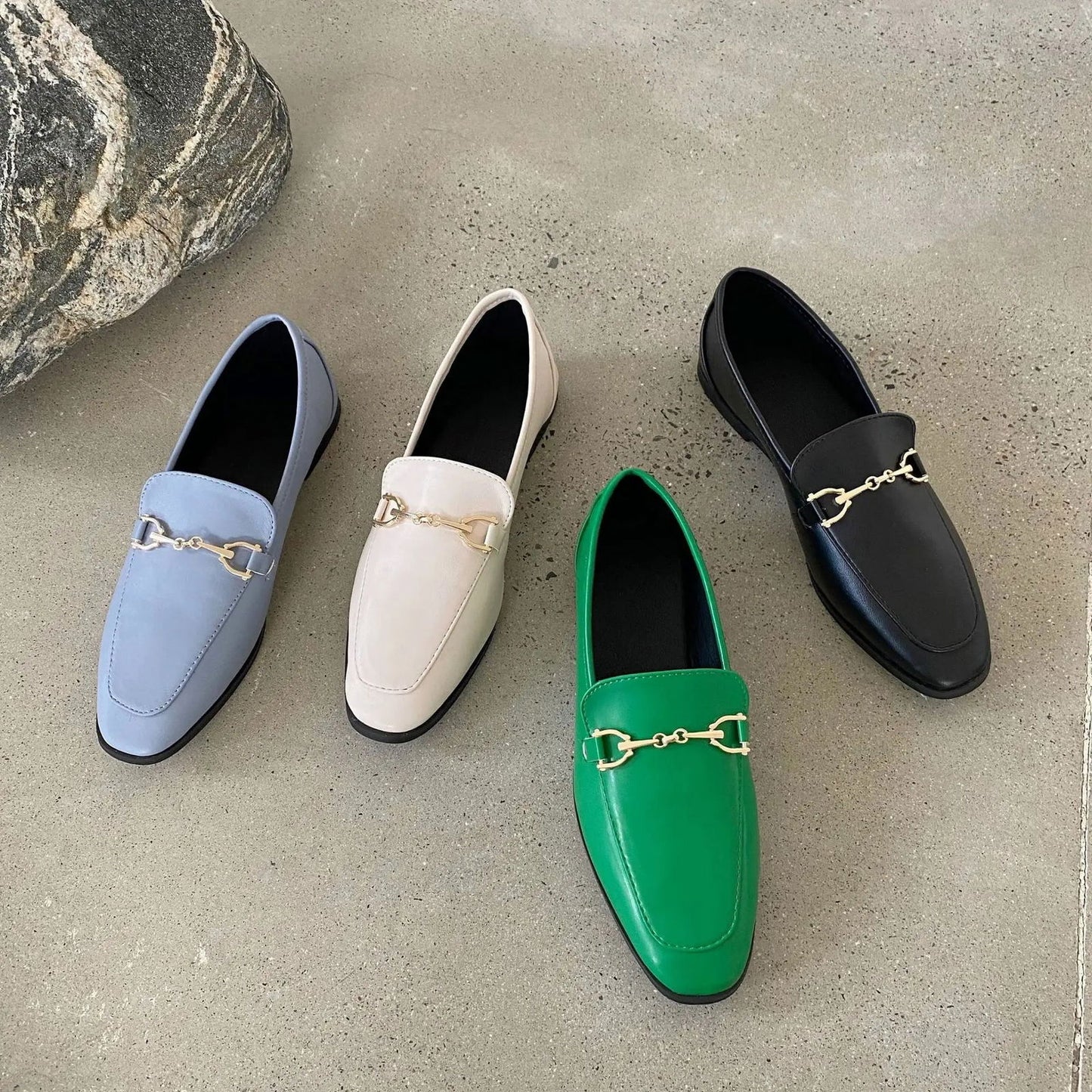 Mocassins Femme en Cuir Lisse avec Détail Métallique - Atelier Chaussure