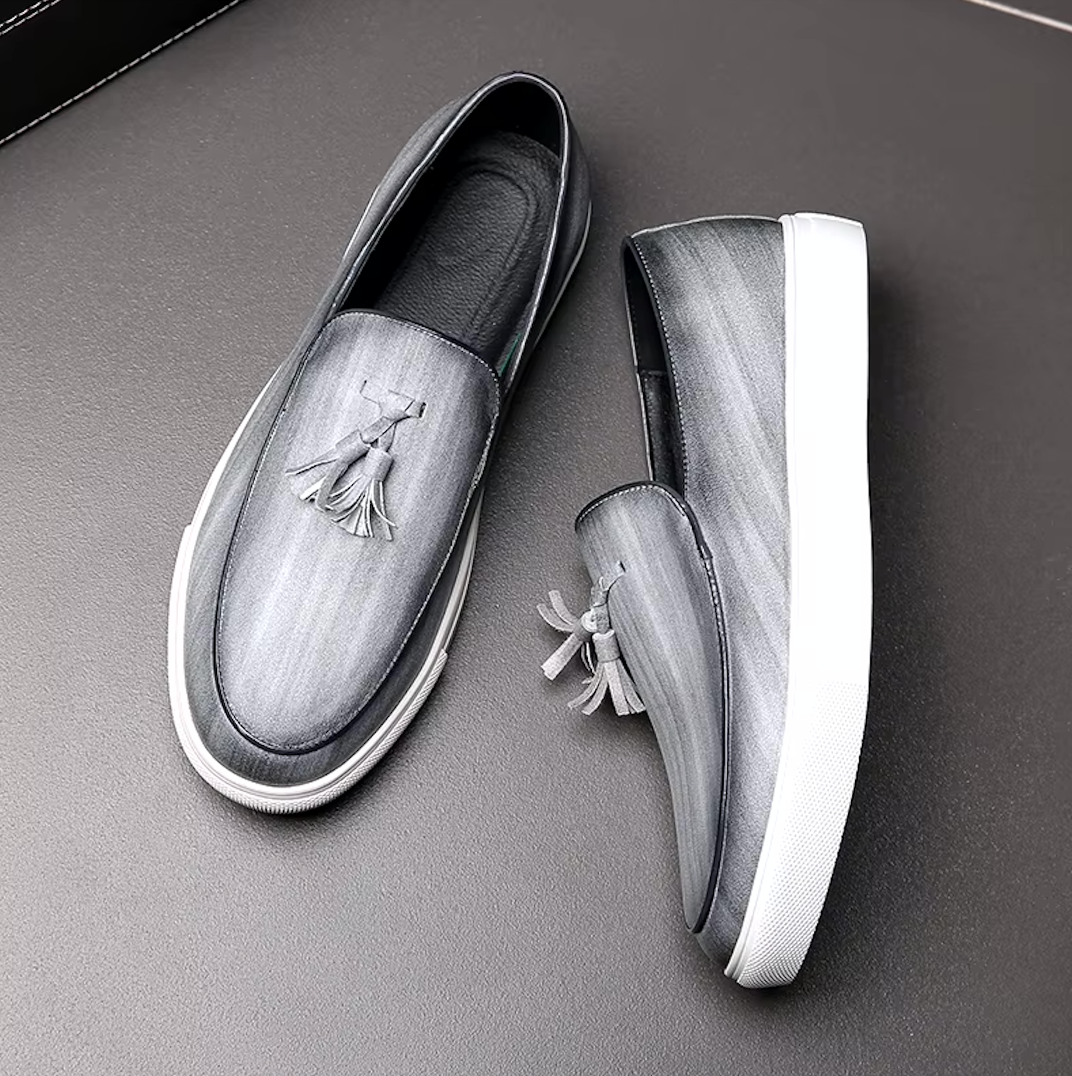 Mocassins Homme Moderne en Cuir avec Pompons - Atelier Chaussure