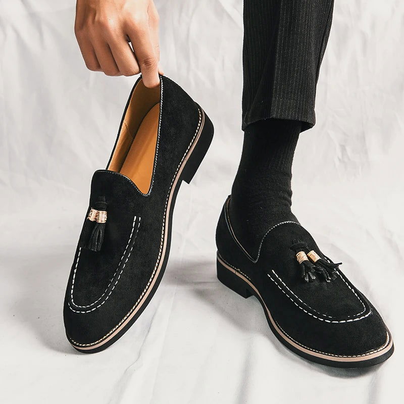 Mocassins Homme en Daim - Détail Pompon Raffiné - Atelier Chaussure