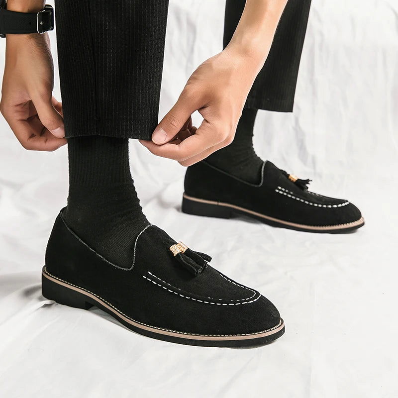 Mocassins Homme en Daim - Détail Pompon Raffiné - Atelier Chaussure