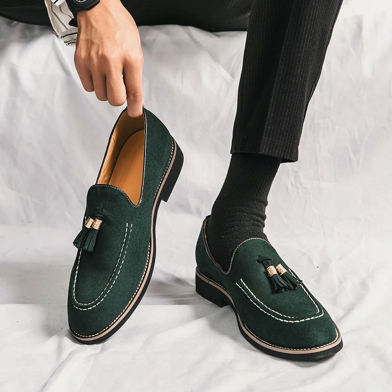 Mocassins Homme en Daim - Détail Pompon Raffiné - Atelier Chaussure