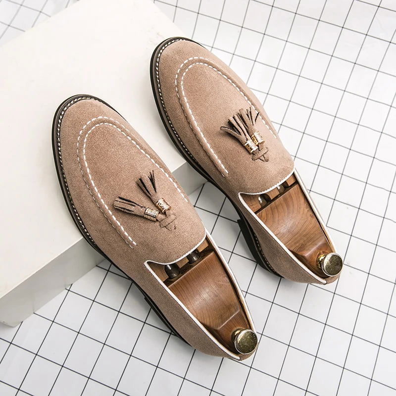 Mocassins Homme en Daim - Détail Pompon Raffiné - Atelier Chaussure