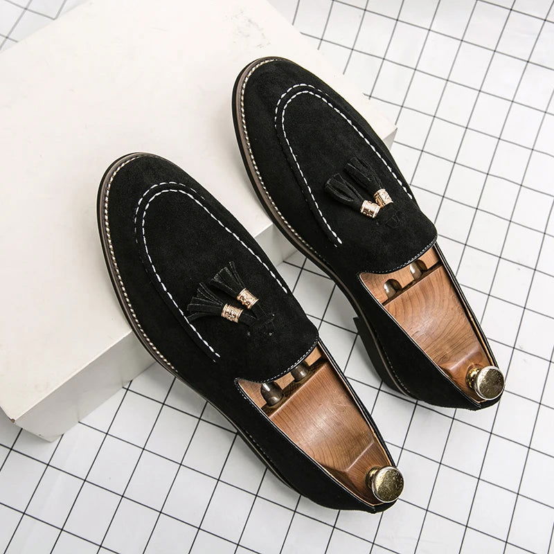 Mocassins Homme en Daim - Détail Pompon Raffiné - Atelier Chaussure