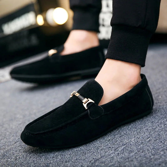 Mocassins Homme en Daim avec Détail Métallique - Atelier Chaussure