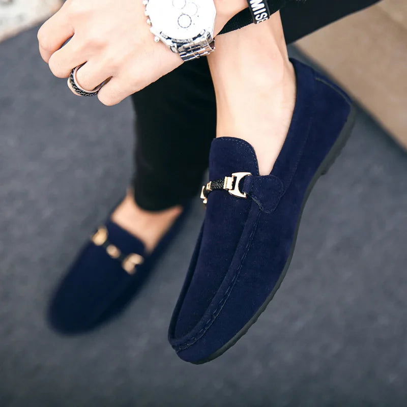 Mocassins Homme en Daim avec Détail Métallique - Atelier Chaussure