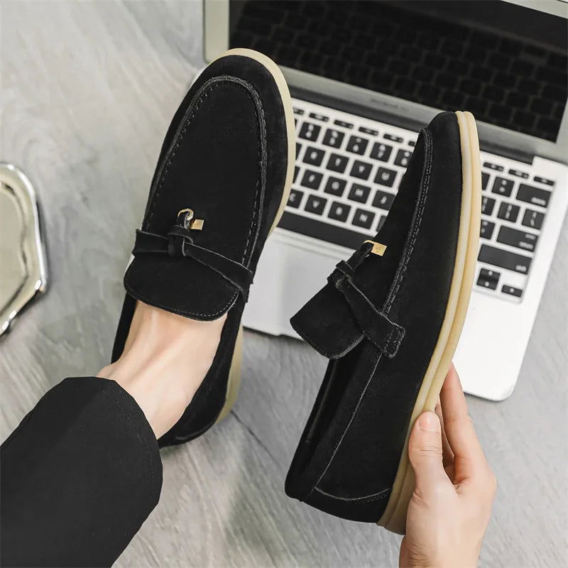 Mocassins Homme en Daim avec Détail Métallique - Atelier Chaussure