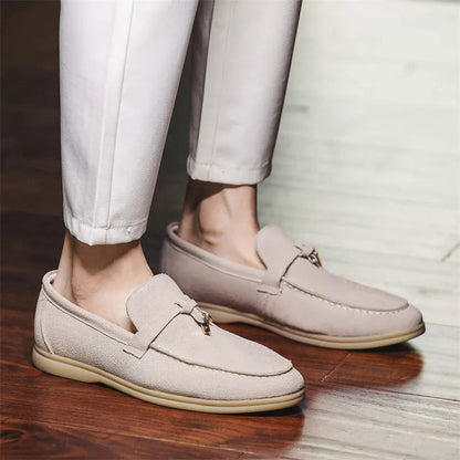 Mocassins Homme en Daim avec Détail Métallique - Atelier Chaussure