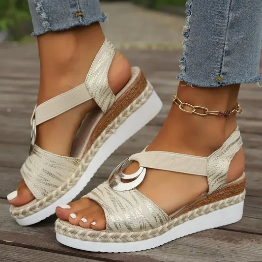 Sandales Femme Compensées – Semelle Plateforme Et Détail Métal